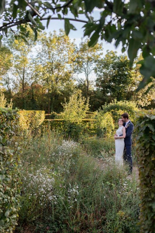 photo de couple des mariés dans les jardins du chateau de saint bernard